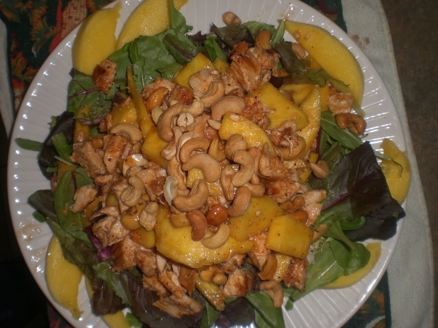 Фото к рецепту: Куриный салатик с манго и поджариными орешками кешью