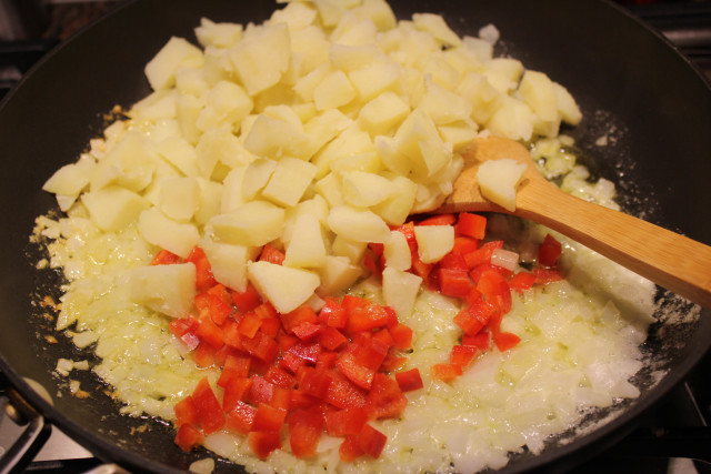 Говядина с помидорами и сыром - фото шаг 2