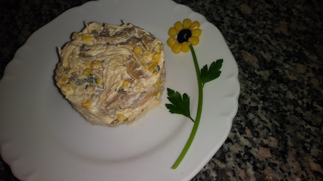 Фото к рецепту: Салат с курицей, грибами и кукурузой