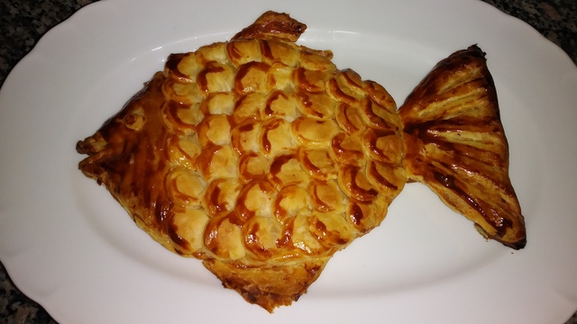 Фото к рецепту: Пирог золотая рыбка из слоеного теста