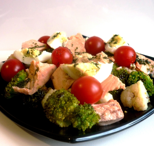 Фото к рецепту: Теплый салат с брокколи,цветной капустой и красной рыбой