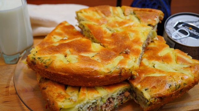 Фото к рецепту: Рыбный заливной пирог с картофелем и зеленью!