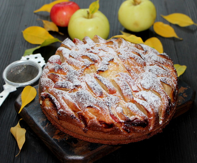 Фото к рецепту: Яблочный пирог уютный 