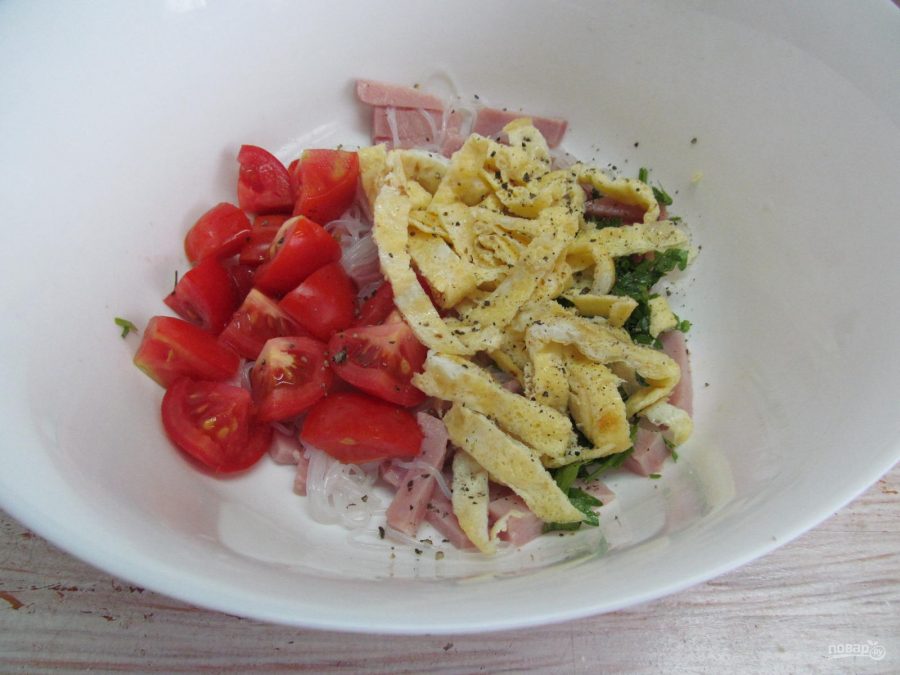 Салат с яичными блинчиками фунчозой и колбасой - фото шаг 8