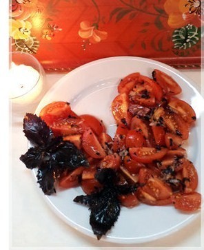 Фото к рецепту: Салат «большому сердцу и сердце радуется!» из помидорок черри с базиликом и чесноком.