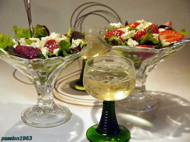 Фото к рецепту: Салат с клубникой и фетой „посиделки“ (для svett66)