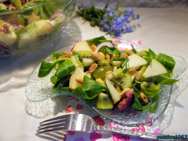 Фото к рецепту: Пикантный салат „искуситель“ с яблоком, киви и виноградом