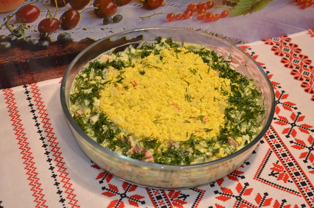 Фото к рецепту: Вкуснейший салат с крабовыми палочками и соусом из авокадо! 