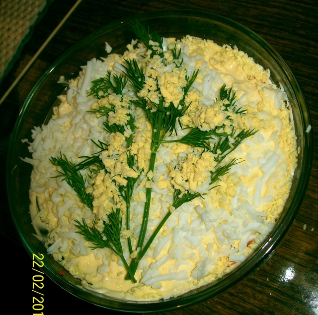 Фото к рецепту: Салат к шампанскому и украшение салата.