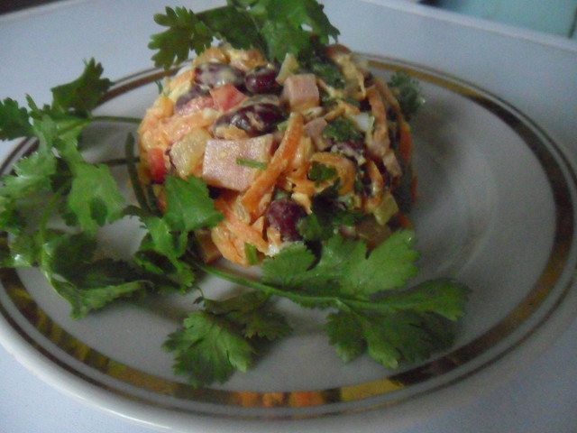 Фото к рецепту: Салат с фасолью и кинзой юбилейный 