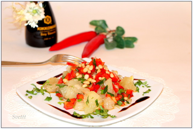Фото к рецепту: Салат с помело и болгарским перцем