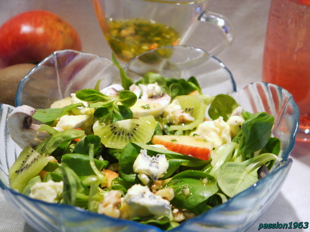 Фото к рецепту: Зеленый корн-салат с шампиньонами и сыром с голубой плесенью