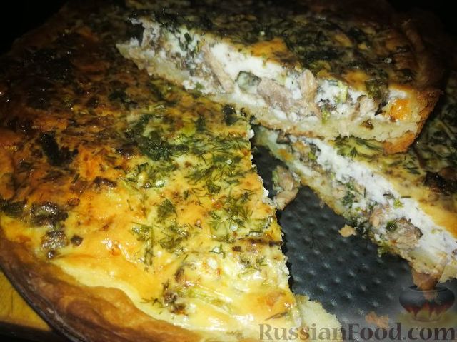 Фото к рецепту: Рыбный пирог со сметанной заливкой и зеленью