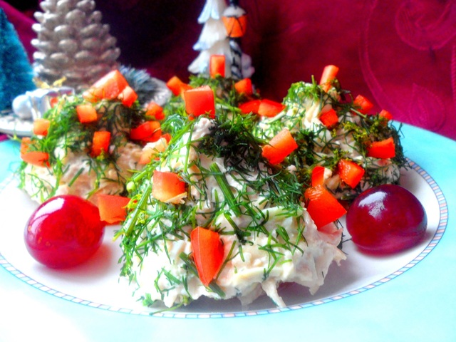Фото к рецепту: Салат елочки с маринованным виноградом 