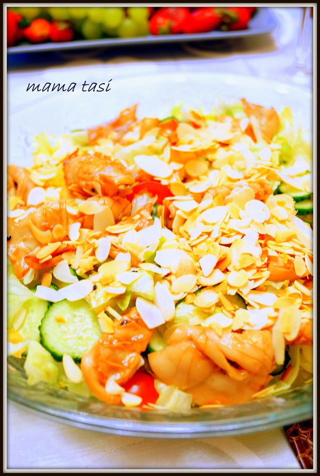 Фото к рецепту: Тёплый салат с кальмарами и миндальными лепестками.