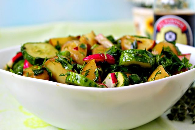 Фото к рецепту: Салат с молодым картофелем и овощами