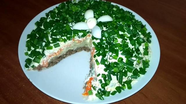 Фото к рецепту: Салат зеленая поляна со шпротами.идеально для праздничного стола.