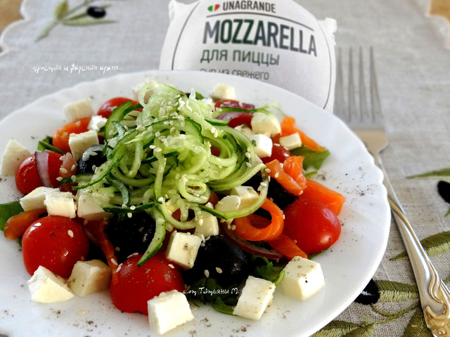 Фото к рецепту: Легкий салат с моцареллой unagrande, овощами и форелью