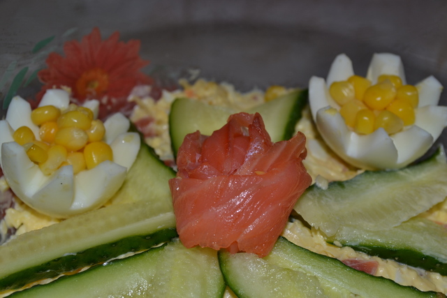 Фото к рецепту: Салат из семги
