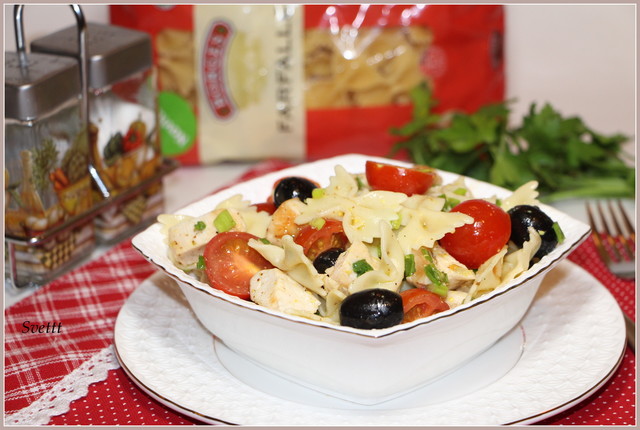 Фото к рецепту: Теплый салат с пастой farfalle, курицей и овощами