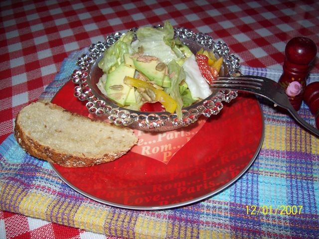 Фото к рецепту: Салат с авокадо и тунцом.