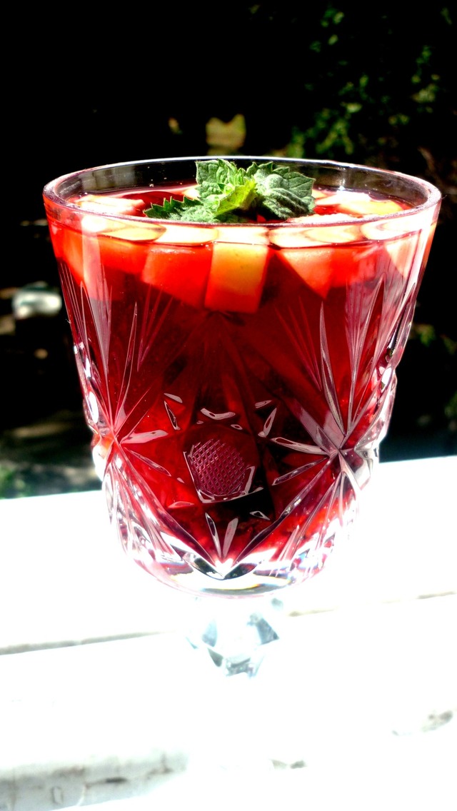 Фото к рецепту: Ягодно-фруктовый напиток цветы гибискуса 