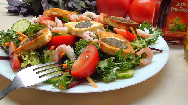 Фото к рецепту: Летний салат-конструктор с жареным сыром и прочими «запасными частями».