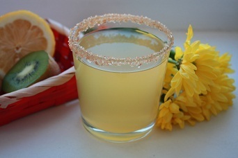 Фото к рецепту: Освежающий мятный напиток с лимоном и киви