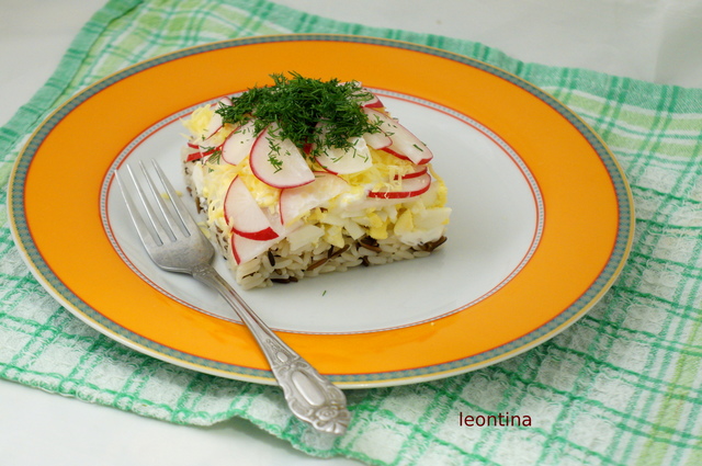 Фото к рецепту: Салат с рисом, редисом и яйцами