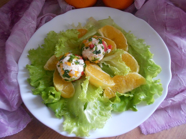 Фото к рецепту: Салат с апельсином и творожными шариками