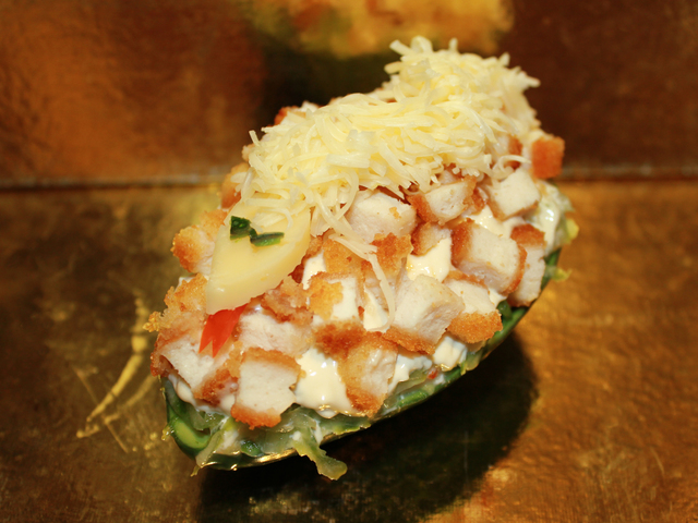 Фото к рецепту: Кусочки филе цыпленка в панировке «золотой петушок» в салате с авокадо на тему нового года «змейка»