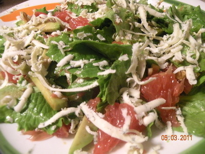 Фото к рецепту: Салат с грейпфрутом и сыром дорблю