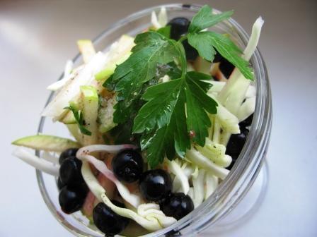 Фото к рецепту: Салат с белокочанной капустой и черной смородиной