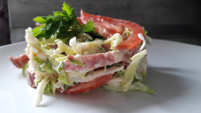 Фото к рецепту: Весенний салат с молодой капустой и копченостями!