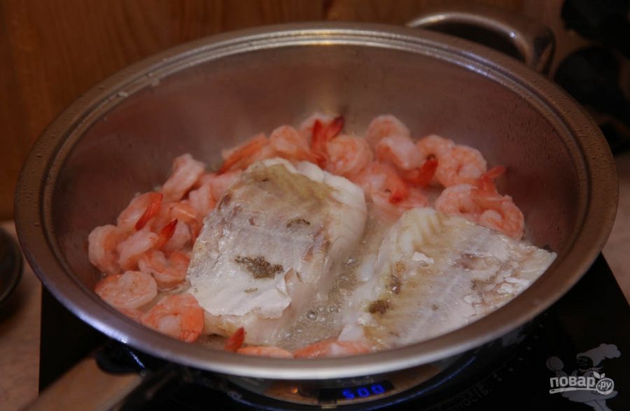 Рыбное филе, жаренное с овощами и креветками - фото шаг 4