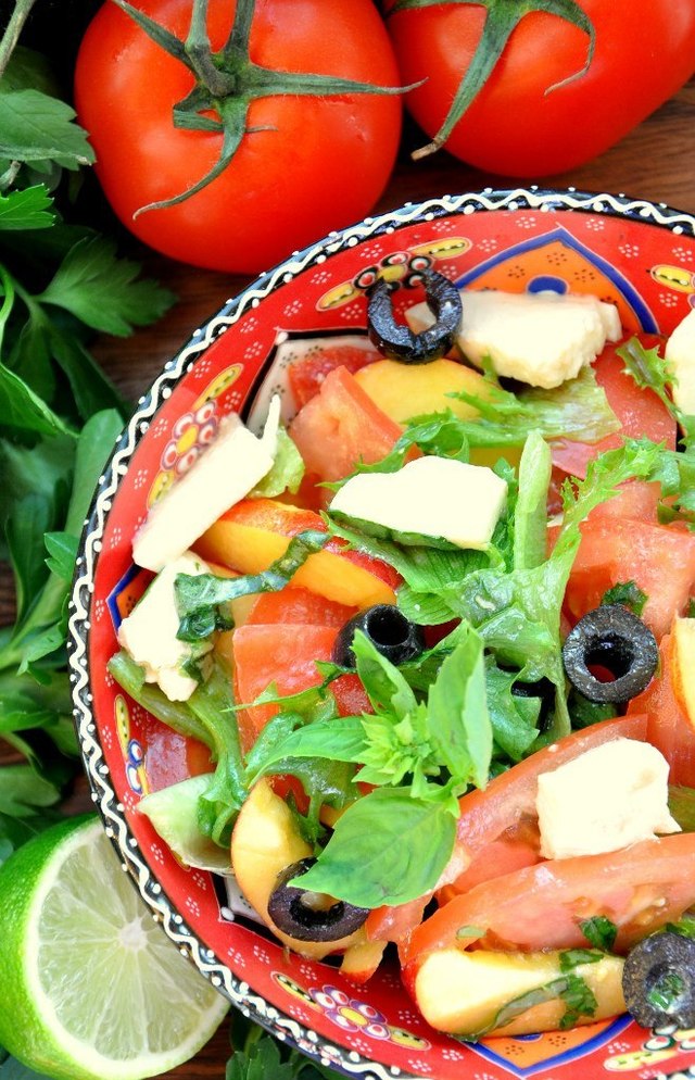 Фото к рецепту: Салат из помидоров и нектаринов (версия №2)