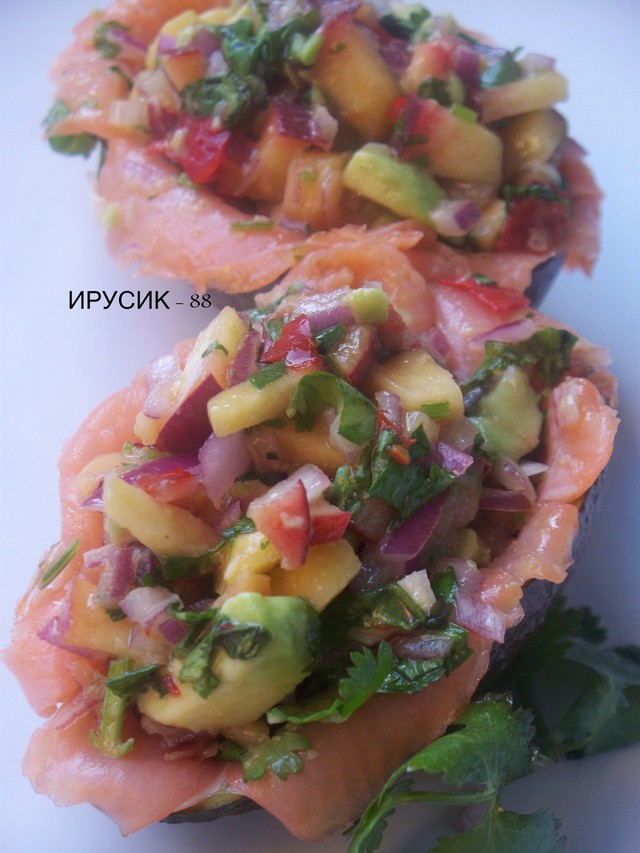 Фото к рецепту: Сальса из персиков и авокадо с лососем