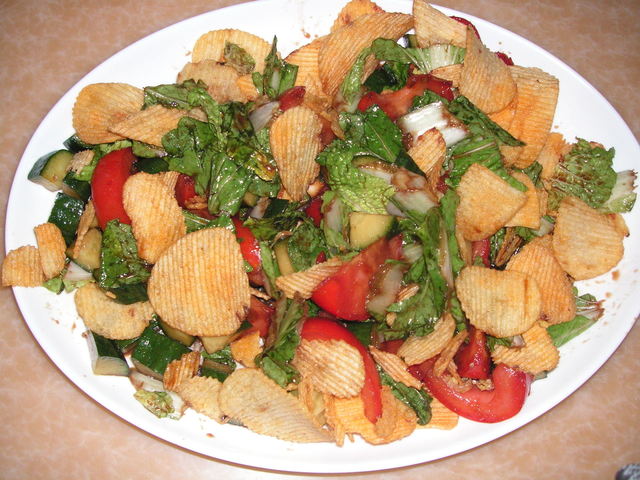 Фото к рецепту: Салат с чипсами