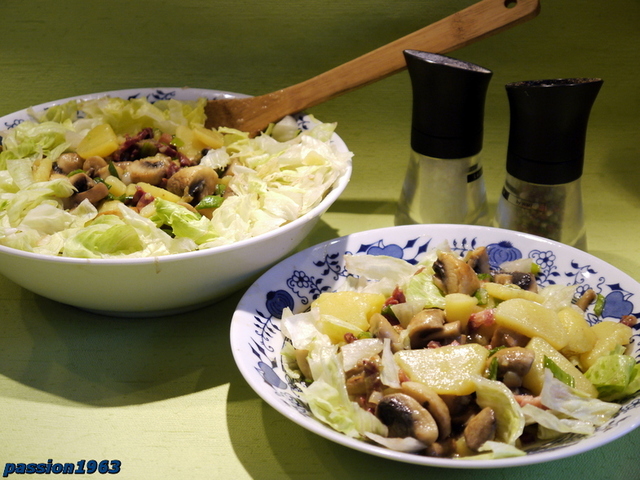 Фото к рецепту: Сытный картофельный салат с шампиньонами и зеленым луком
