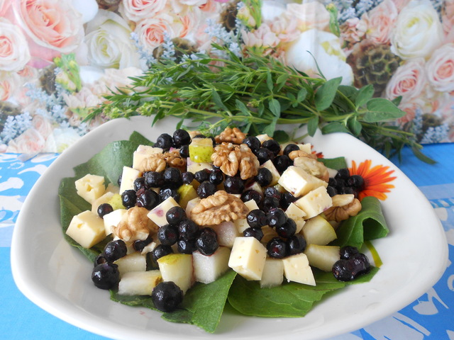 Фото к рецепту: Летний салат с черникой к завтраку