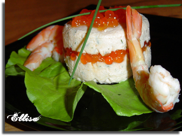 Фото к рецепту: Тимбал из красной рыбы с икрой,креветками и сливочным сыром(вариант)