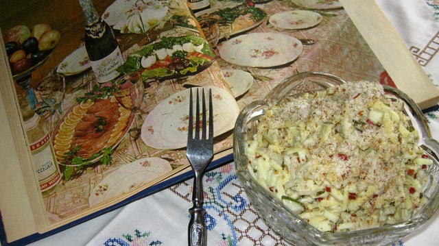Фото к рецепту: Бранденбургский салат с сыром(фото для back in ussr )