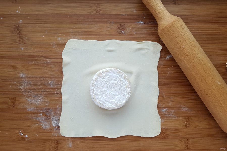 Сыр, запеченный в тесте - фото шаг 4