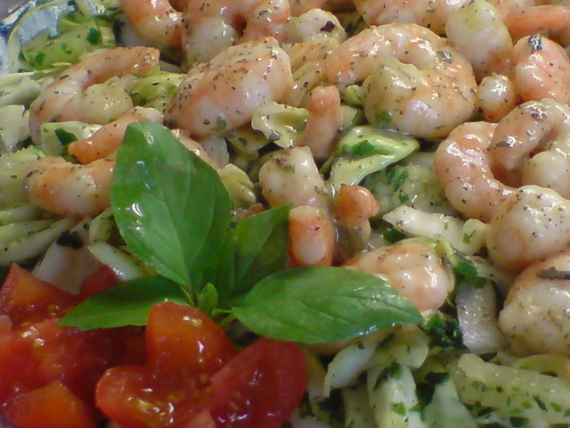Фото к рецепту: Салат из весенней капусты с креветками// фм легкий салат - минус пару сантиметров к лету 
