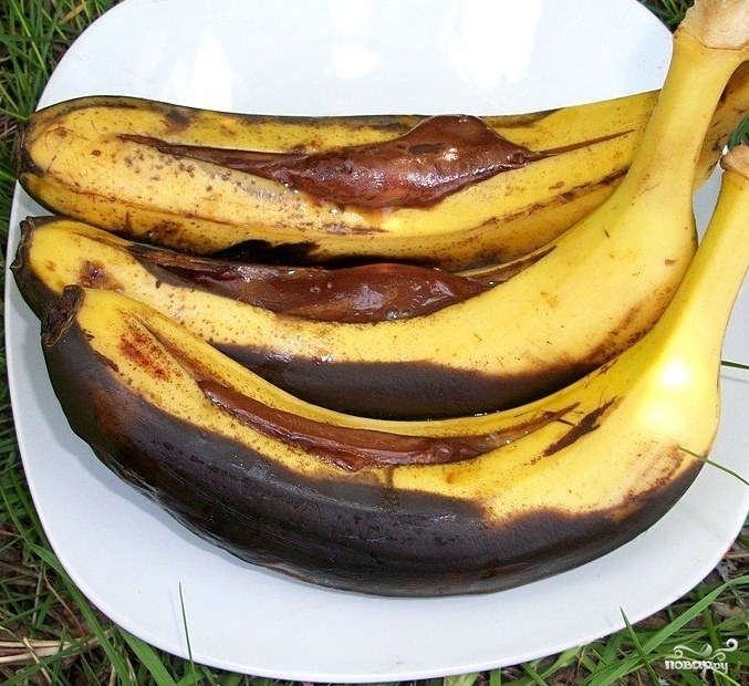 Банан с шоколадом на мангале - фото шаг 3