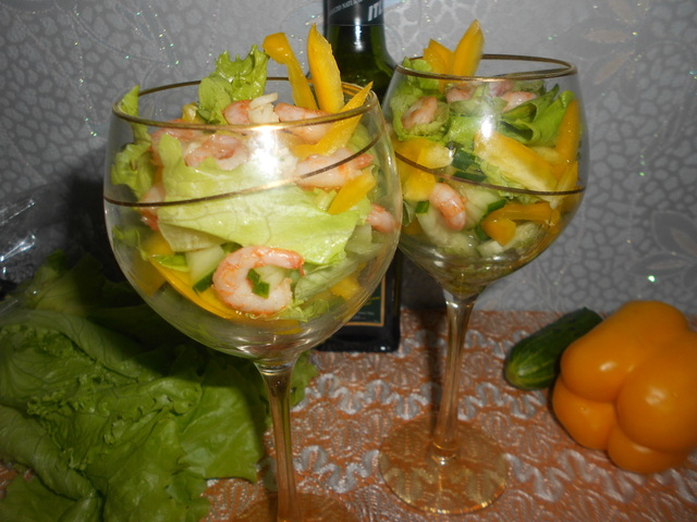 Фото к рецепту: Салат-коктейль с креветками и овощами