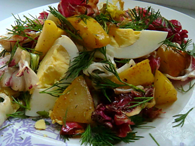 Фото к рецепту: Простой салат с карамелизованной грушей