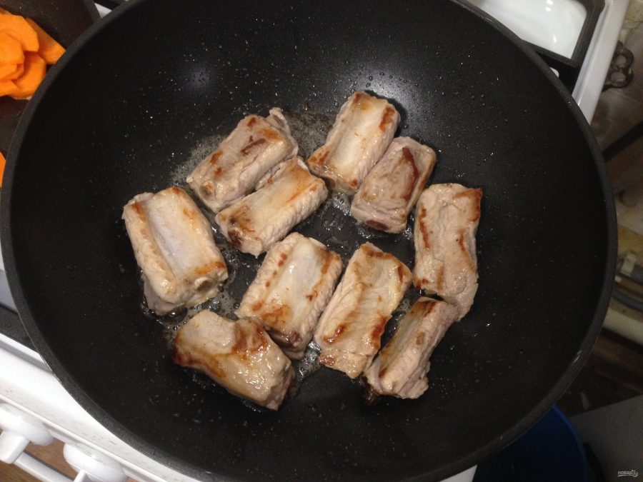 Вкусные свиные ребрышки с картошечкой - фото шаг 2