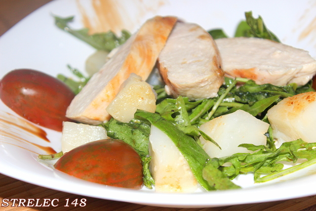 Фото к рецепту: Теплый салат из куриного филе с гребешками и заправкой из соевого соуса.