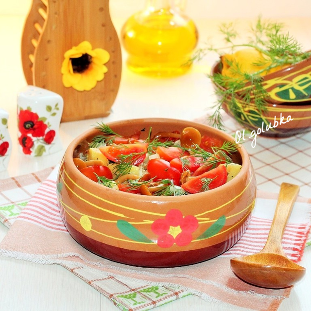 Фото к рецепту: Салат с маринованными опятами в горчичном соусе